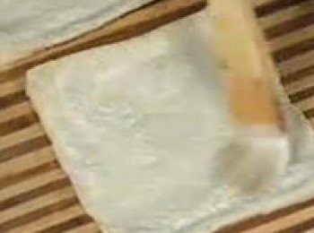 step3: 在麵包邊緣塗一層麵糊，是要讓吐司黏住