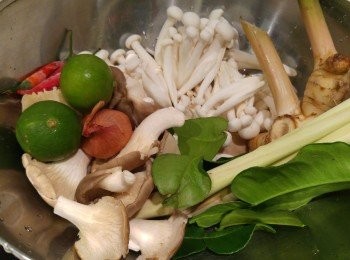 step1: 南薑可拍扁或切片,香茅先拍扁後切一段段,乾蔥去衣拍扁,青檸榨汁,菇洗淨,檸檬葉略為撕開容易出味。