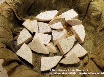 step5: 將荷葉鋪在竹籠或碟上, 放上切件芋頭