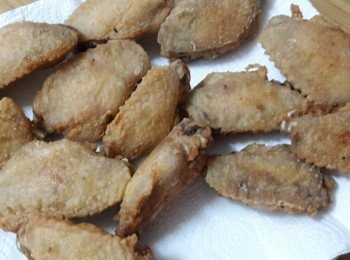 step5: 炸好的雞翅放到厨房紙巾上吸油