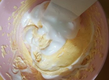 step5: 5) 用膠挖將蛋黃糊分 2-3 次加入蛋白糊內輕輕攪拌勻