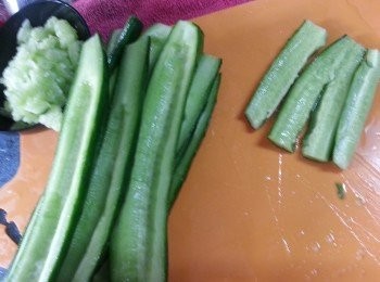 step3: 洗淨後用菜刀切開兩邊,去籽後拍扁切段.