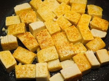 step1: 首先把豆腐切成塊狀後，下鍋油煎至表面金黃微焦。