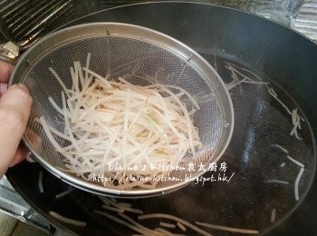 step1: 銀芽放入加入油 , 鹽的滾水中灼30秒瀝乾水份盛起