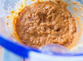 step3: Anyway, 隊晒啲嘢落攪伴機，落兩杯水攪到有咁爛得咁爛。香茅，薑果啲嘢多搾，最好攪多幾分鐘。攪好擺埋一邊之後先用