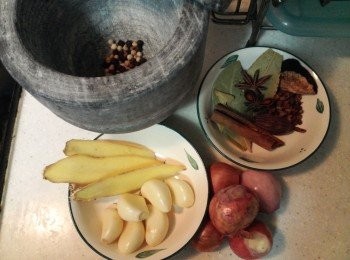 step2: 大火燒熱鑊, 下點油, 先爆香蒜頭, 薑, 乾蔥頭, 花椒, 下點水, 然後把其餘香料 (陳皮, 草果, 八角, 香葉, 肉桂) 都倒進鑊中, 煮滖後收小火