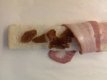step3: 用培根把吐司及Q梅捲起