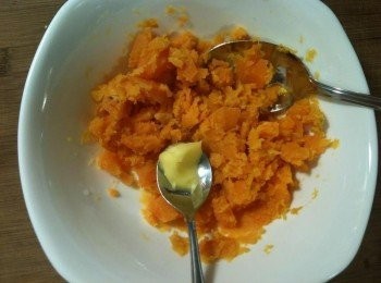 step3: 將奶油和苦茶油拌入地瓜泥，再灑上白胡椒、黑胡椒和鹽，用湯匙攪拌均勻。