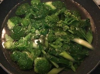 step5: 放入花椰菜和梗略煮一下後放入青花筍燙一下即可起鍋