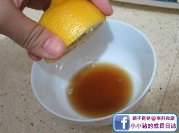 step4: 就係依個時候就可以準備個汁，將半個檸檬揸汁，連同糖加入魚露內~