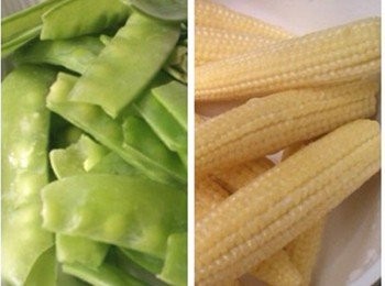 step1: 先將豌豆莢與玉米筍洗淨後，豌豆去頭尾