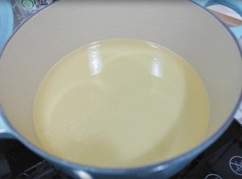 step5: 接著熱一鍋油~~~準備來炸囉^^