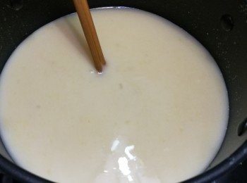 step6: 把冰糖放在1000毫升的水內煮融後，將椰漿、牛奶、南瓜糊和西米倒入煮沸的糖水中，滾後關火。