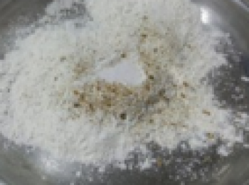 step2: 倒些糯米粉在盤上，並加入適量的鹽及椒鹽，攪勻。