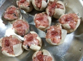 step5: 釀入已醃好的豬肉,面加上一粒已浸軟身的杞子,用大火蒸10分鐘