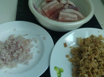 step2: 梅菜切碎,乾蔥琢蓉,腩肉切片。