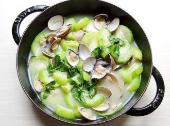 step6: 用鍋剷稍微拌炒一下,熄火前加入九層塔即可