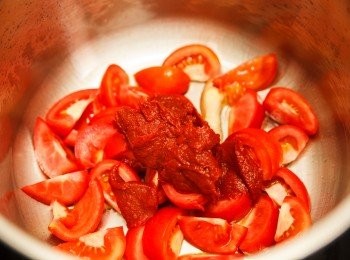 step2: Lagostina樂鍋史蒂娜快鍋的方便是可以一鍋到底, 直接在快鍋中倒入少許的油，將薑片爆香後，放入蕃茄和蕃茄膏炒出香氣。