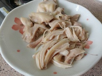 step1: 雞肉用1/3茶匙鹽醃30分鐘,  隔水蒸10分鐘至熟透， 手撕成絲備用