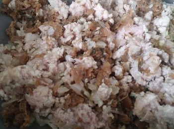 step3: 加油爆香乾蔥和蒜蓉後加豬肉炒到豬肉變色再加梅菜略炒後贊玫瑰露酒。