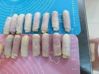 step3: 1.油皮及油酥各自分割,整圓,(一個量是油皮17-18G,油酥11-12G),2.油皮桿開成圓包入油酥,3.依土司二次桿捲方式桿捲二次,(此為第一次桿捲圖)