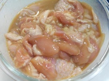 step2: 時間到後加入蛋黃輕輕揉一揉~~ 倒入太白粉~要全部的雞肉都均勻地沾到粉唷:)