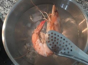 step5: 煮到尾巴快貼近頭部時，就可起鍋放入冰開水中冷卻降溫。降溫後去殼，並留下數個蝦頭，擺盤時可用來裝飾。