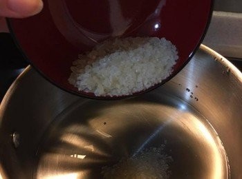 step1: 將清水煲熱後，加入冰糖以細火慢慢煮溶