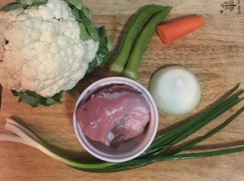 step1: 花椰菜先用流動水泡洗乾淨，蔥、洋蔥、秋葵洗淨備用。