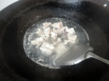 step3: 排骨焯水，然後用冷水沖洗乾淨。
