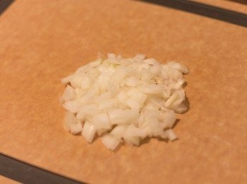step5: 汁料部份做法 (步驟5-10)
洋蔥切粒