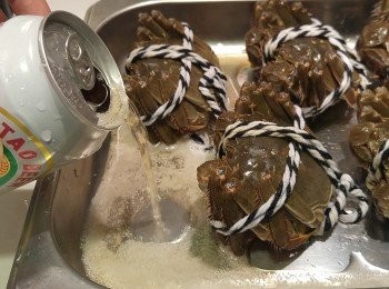 step2: 用室溫啤酒浸蟹。