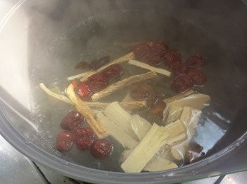step2: 將藥材以大火煲半小時。
