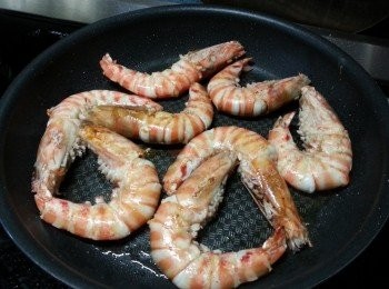 step5: 用平底鑊加1湯匙油,將蝦兩邊煎至金黃