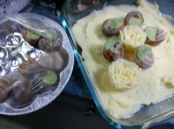 step4: 將薯蓉放入可以入焗爐的碟內,再將法國香草蝸牛排於薯蓉上(亦可以將薯蓉放入唧花袋唧出薯蓉花,會更美觀)