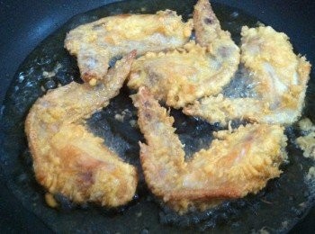 step4: 取出鍋待油熱后下鍋油炸，炸至金黃色即可。