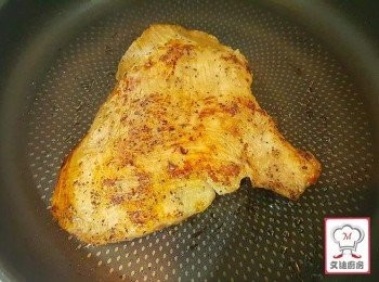 step2: 豬頸肉，先用中火將兩邊煎至微金黃色， 每邊大約1分鐘， 用易潔鑊的話不用下油