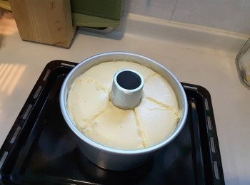 step11: 放入焗爐10分鐘後取出，用刀在表面平均幾度痕（不也可），再放回焗爐，此時調至150度焗60分鐘（參考），出爐前用竹籤插入蛋糕內，沒有糊帶出便代表熟透，相反要再焗多5分鐘再試。