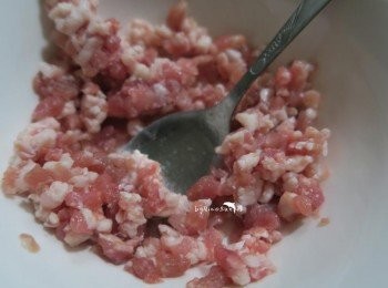 step2: 豬絞肉少許胡椒米酒抓醃