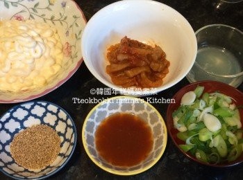step1: 準備好以上的材料，泡菜切絲蔥切粒，