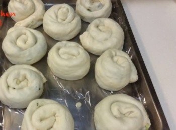 step8: 收口揑緊，捲成車輪狀，醒20分鐘