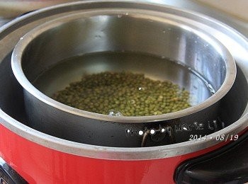 放進電鍋中，外鍋倒進一杯半量米杯的水量
按下開關鍵，就可以等著喝綠豆湯了
