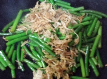 step3: 下<span class="group_2">調味</span>料後拌勻，加入炸透的銀魚乾，拌勻。