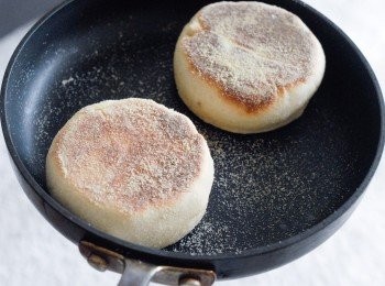 step4: 將麵糰輕輕按扁，然後放在平底鑊內，用小火烘每邊約6分鐘即成～