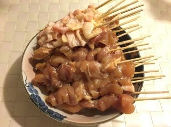 step2: 用調味料醃雞肉大約20分鐘(雞皮冇醃)，再用竹籤串起雞肉，另外雞皮分開串；