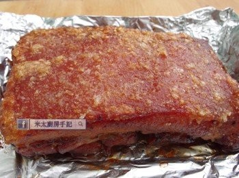 step8: 再把豬肉取出，再掃上上皮水，烤20分鐘，或至豬皮爆開，出爐。