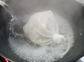 step4: 煎好後立即放魚袋回鑊，撞大滾水，滾15分鐘。將魚湯連魚袋轉大煲，加入其他配料，煲1個鐘。