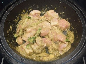 step7: 加入雞肉塊和糖一起拌炒。