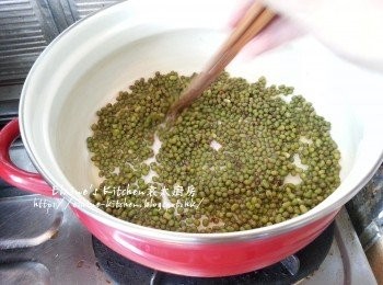 step4: 再加入第二次水(50ml)繼續用中火炒多2分鐘