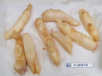 step2: 待30分鐘後，子薑釋出水分後, 再用水把子薑洗淨，用廚房紙充分抹乾。